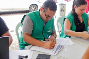 Equipe da Alurb auxilia nas inscrições. Foto: Alexandre Vieira/ Ascom Alurb