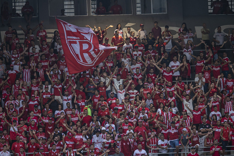 Torcida regatiana encarou a chuva e foi ao Rei Pelé (Foto: Francisco Cedrim)