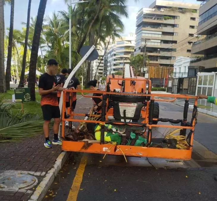 Trabalhadores ficam feridos após acidente em grua durante poda na Ponta Verde; VÍDEOS