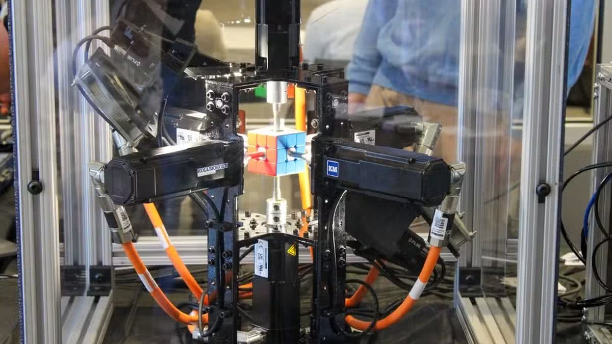 Robô universitário quebra recorde mundial ao montar cubo mágico em 0,1 segundo