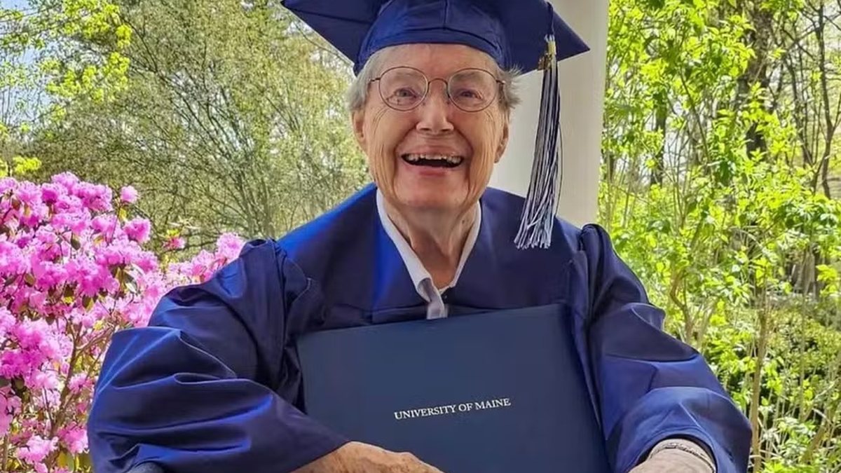Mulher impedida de se formar por estar grávida recebe o diploma após mais de 60 anos