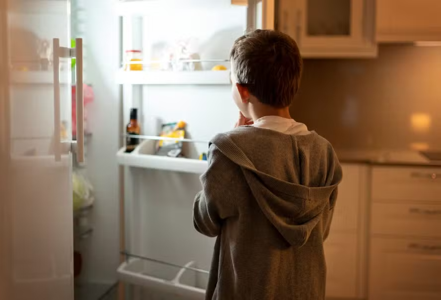 Abrir e fechar a geladeira toda hora faz mal? Entenda os riscos reais