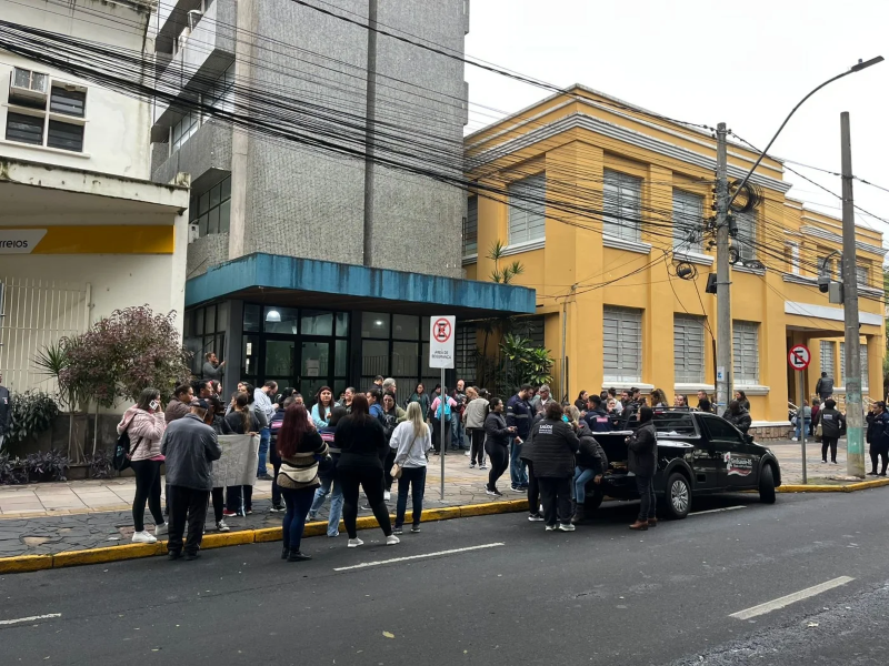 “A gente recebeu a notificação de que estávamos todos na rua via  Whatsapp”, diz enfermeira demitida do HPS de Canoas