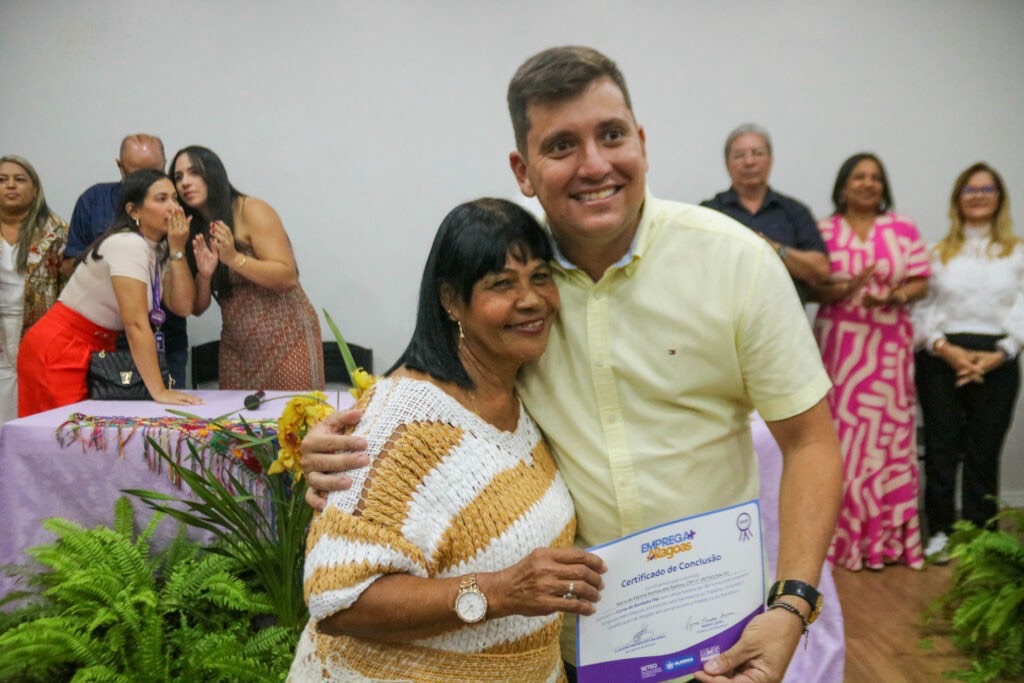 A Prefeitura de Piaçabuçu, por meio da Secretaria da Mulher e em parceria com a Secretaria de Estado do Trabalho, Emprego e Qualificação de Alagoas (SETEQ), realizou nesta segunda-feira (29) a cerimônia de encerramento do primeiro curso de Bordado Filé em Alagoas.