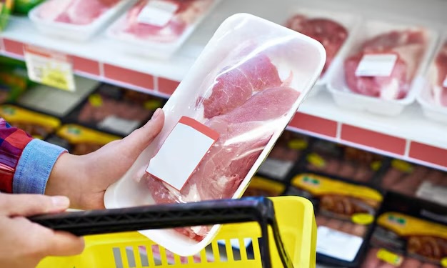 Adolescente e adulto são presos com 33 pacotes de carne em supermercado de Maceió