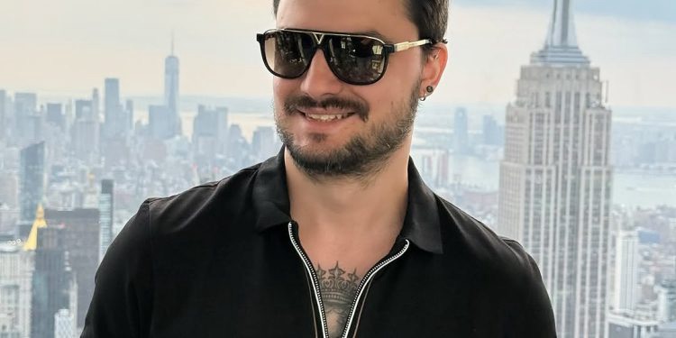 “Ser de esquerda não é fazer voto de pobreza”, afirma Felipe Neto, após viagem aos EUA