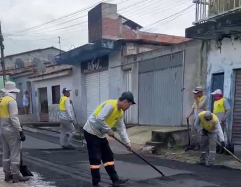 Moradores da Abolição celebram obras de asfalto trazidas pelo governador Paulo Dantas e o prefeito Júnior Menezes