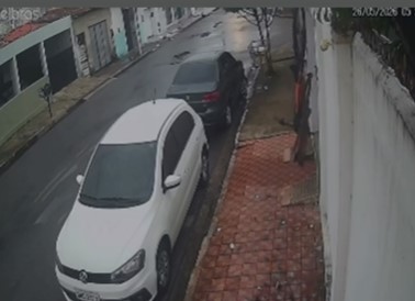 Homem é filmado durante ação suspeita em residências no bairro do Prado
