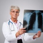 O que acontece com a respiração após os 60 anos e por que o inverno exige mais cuidados