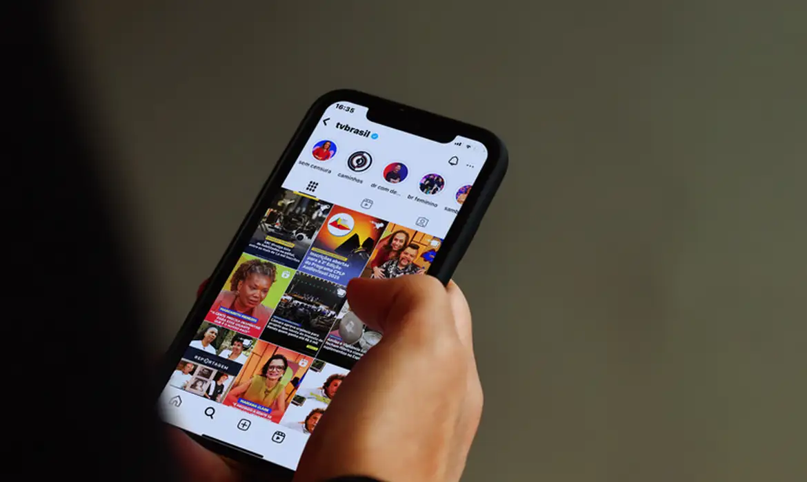 Redes sociais causam polarização e isolamento político em jovens