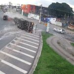 Acidente com carreta bloqueia vias e causa congestionamento no Tabuleiro do Martins