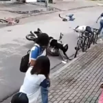 Acidente com idoso de bicicleta é flagrado por câmeras de segurança em Rio Largo