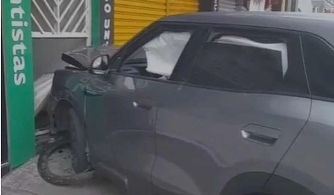 Clínica odontológica é atingida por carro de luxo durante a madrugada em Arapiraca